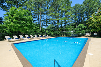 Maplewood pointe swimming pool & sun deck lounge
